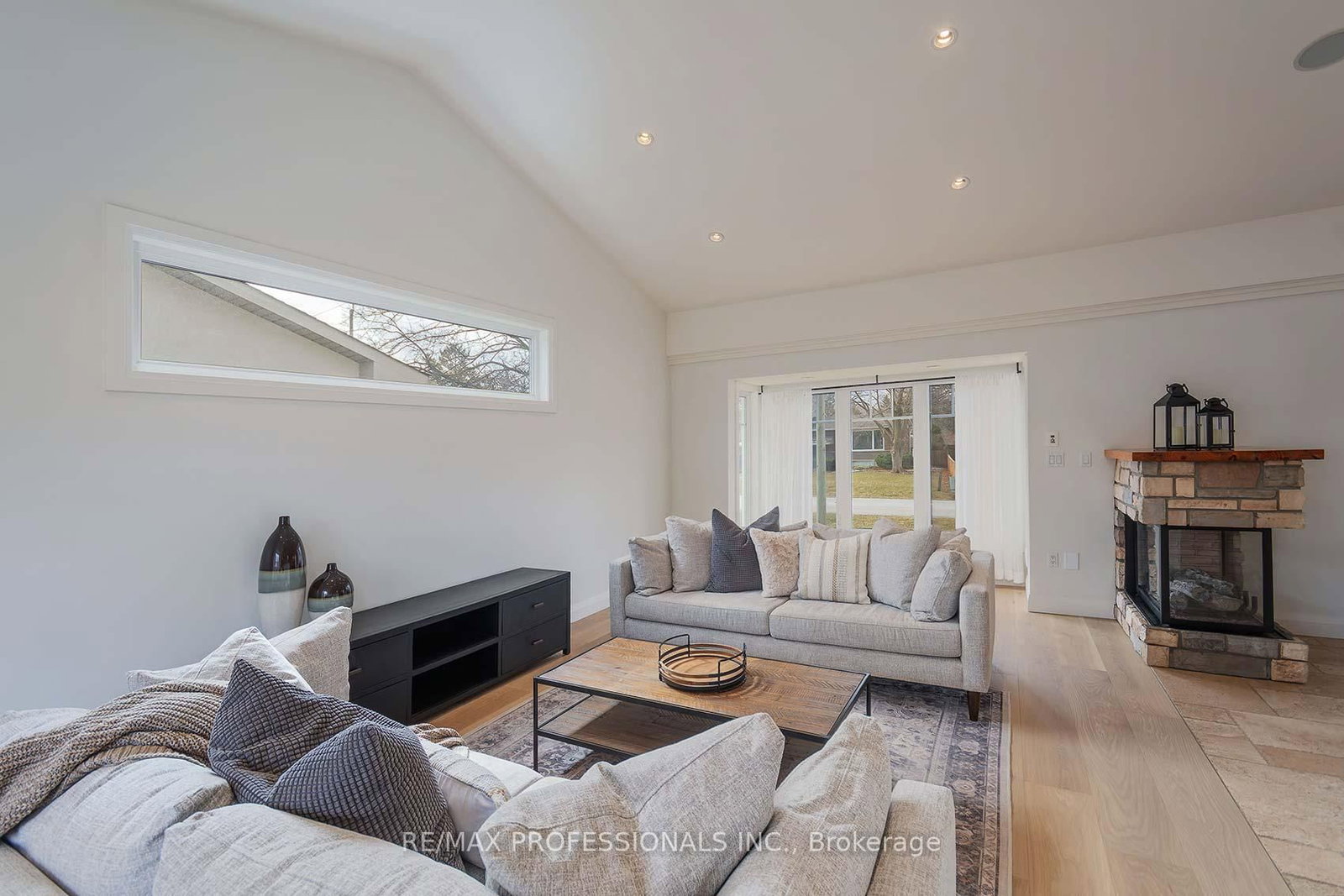 Detached House for sale at 321 Wendy Lane, Oakville, Ontario, L6L 4P9 - West - MLS: W12899956