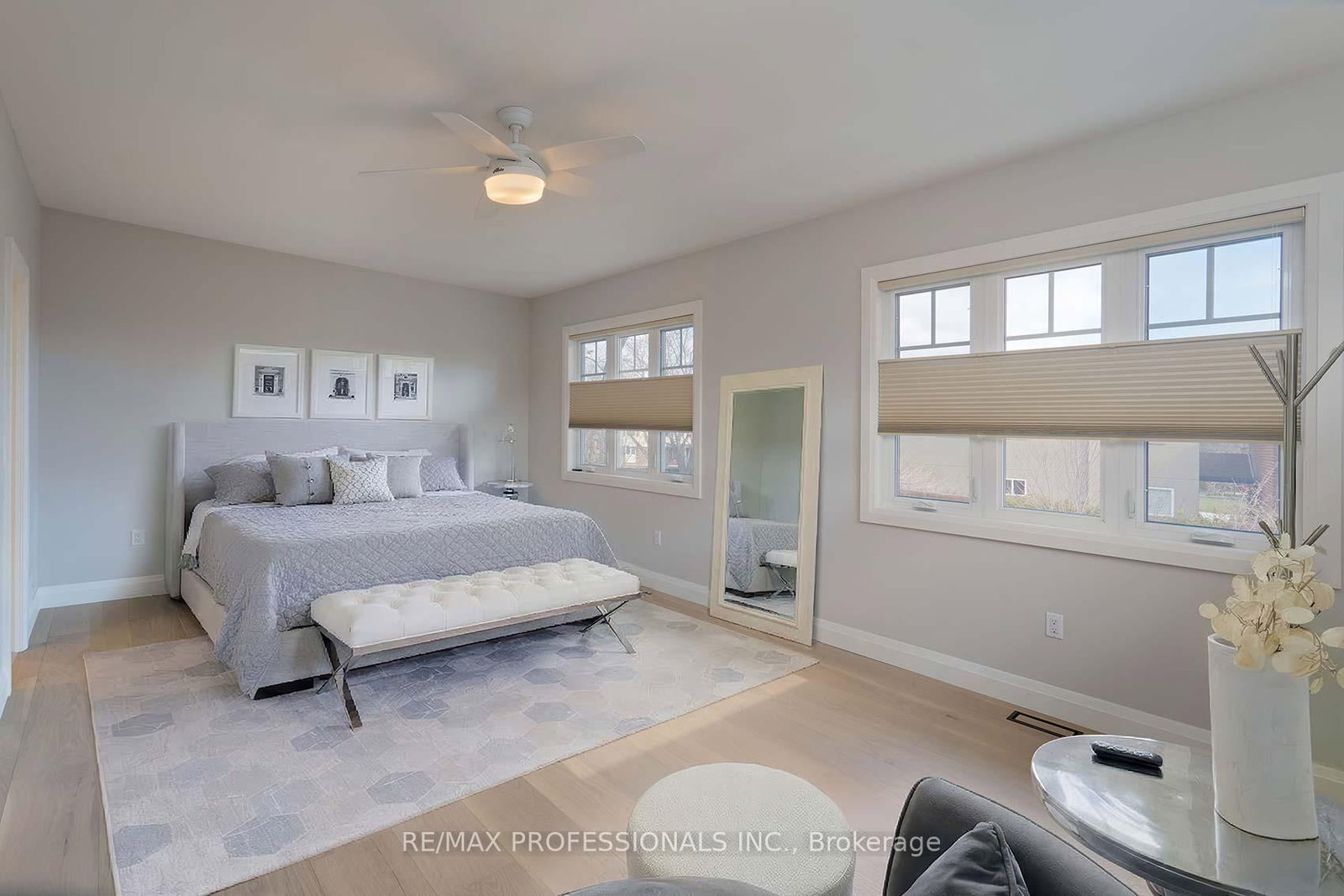 Detached House for sale at 321 Wendy Lane, Oakville, Ontario, L6L 4P9 - West - MLS: W12899956