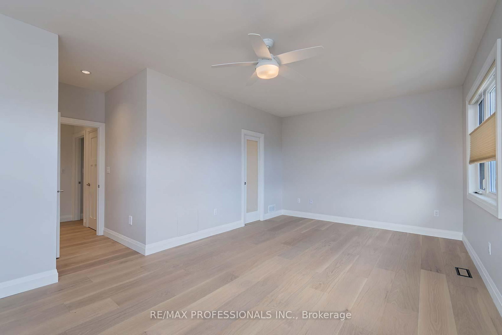 Detached House for sale at 321 Wendy Lane, Oakville, Ontario, L6L 4P9 - West - MLS: W12899956