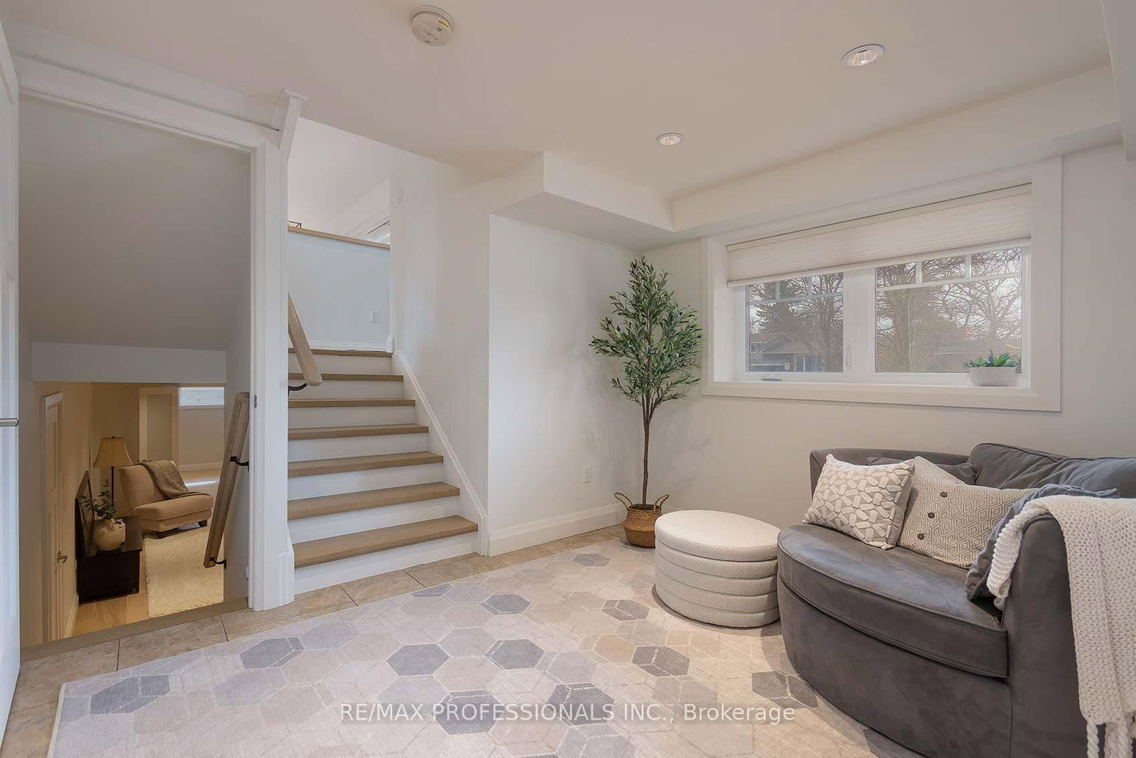 Detached House for sale at 321 Wendy Lane, Oakville, Ontario, L6L 4P9 - West - MLS: W12899956