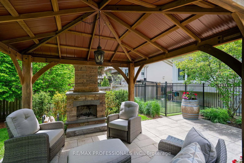 321 Wendy Lane, Oakville, L6L 4P9 | Image 3