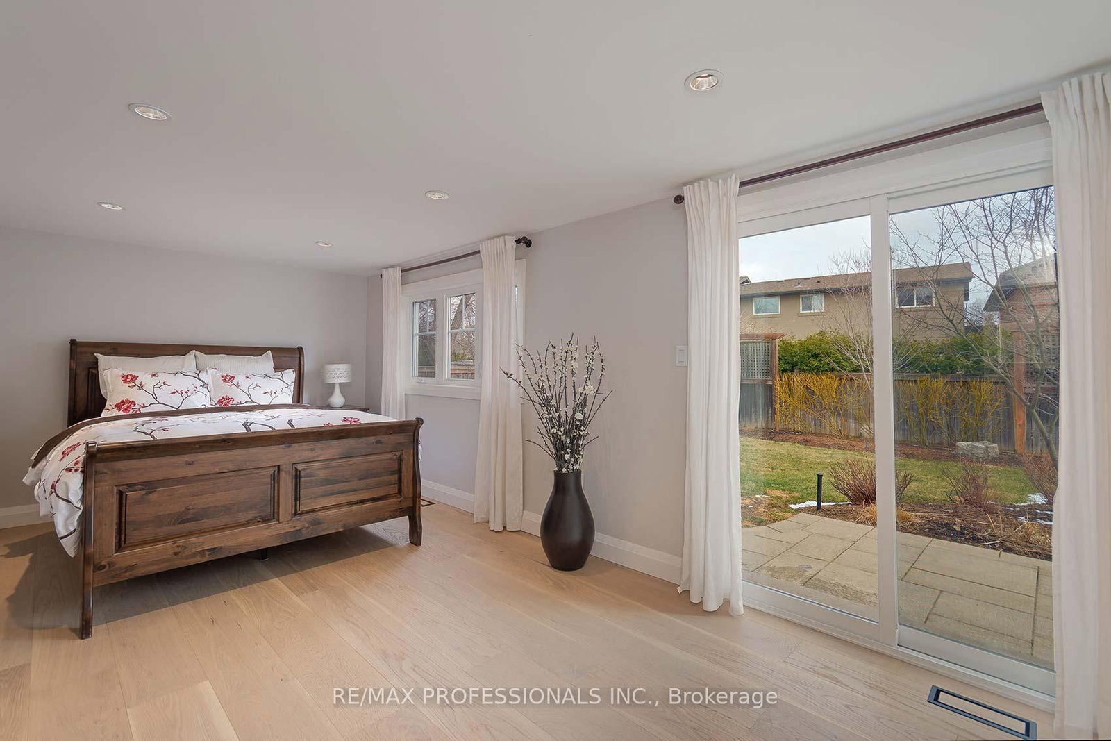 Detached House for sale at 321 Wendy Lane, Oakville, Ontario, L6L 4P9 - West - MLS: W12899956