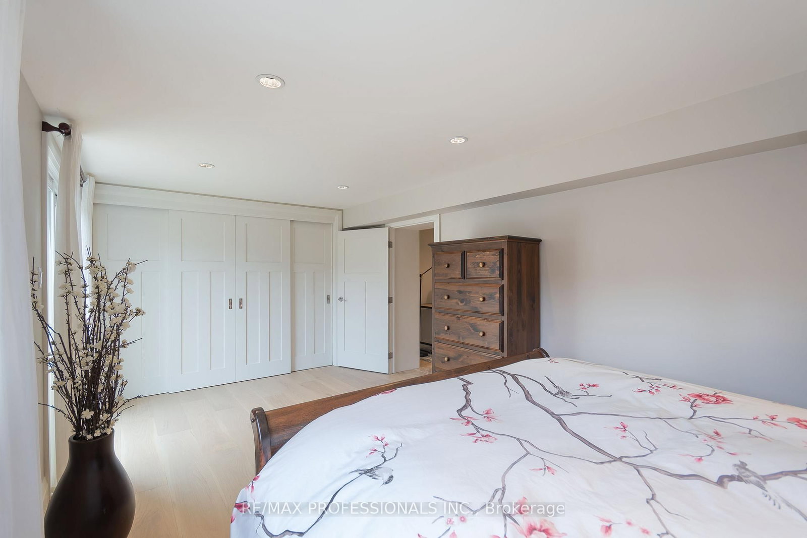 Detached House for sale at 321 Wendy Lane, Oakville, Ontario, L6L 4P9 - West - MLS: W12899956