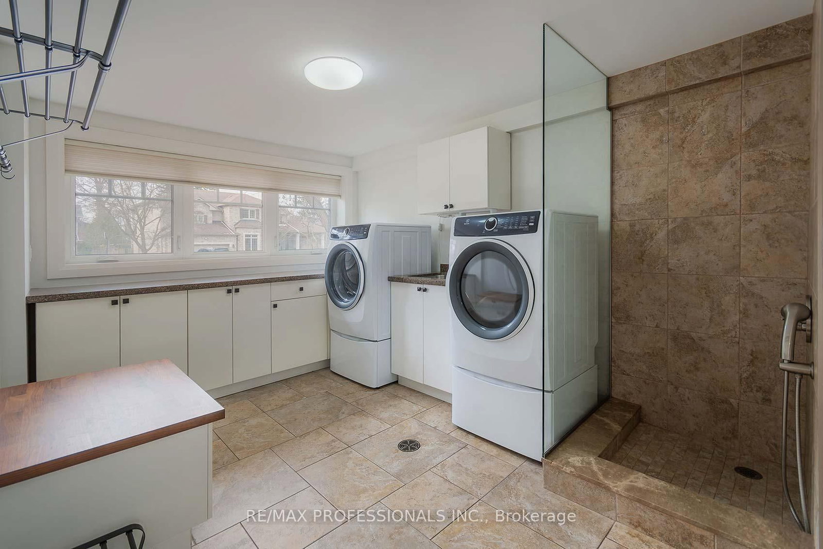 Detached House for sale at 321 Wendy Lane, Oakville, Ontario, L6L 4P9 - West - MLS: W12899956