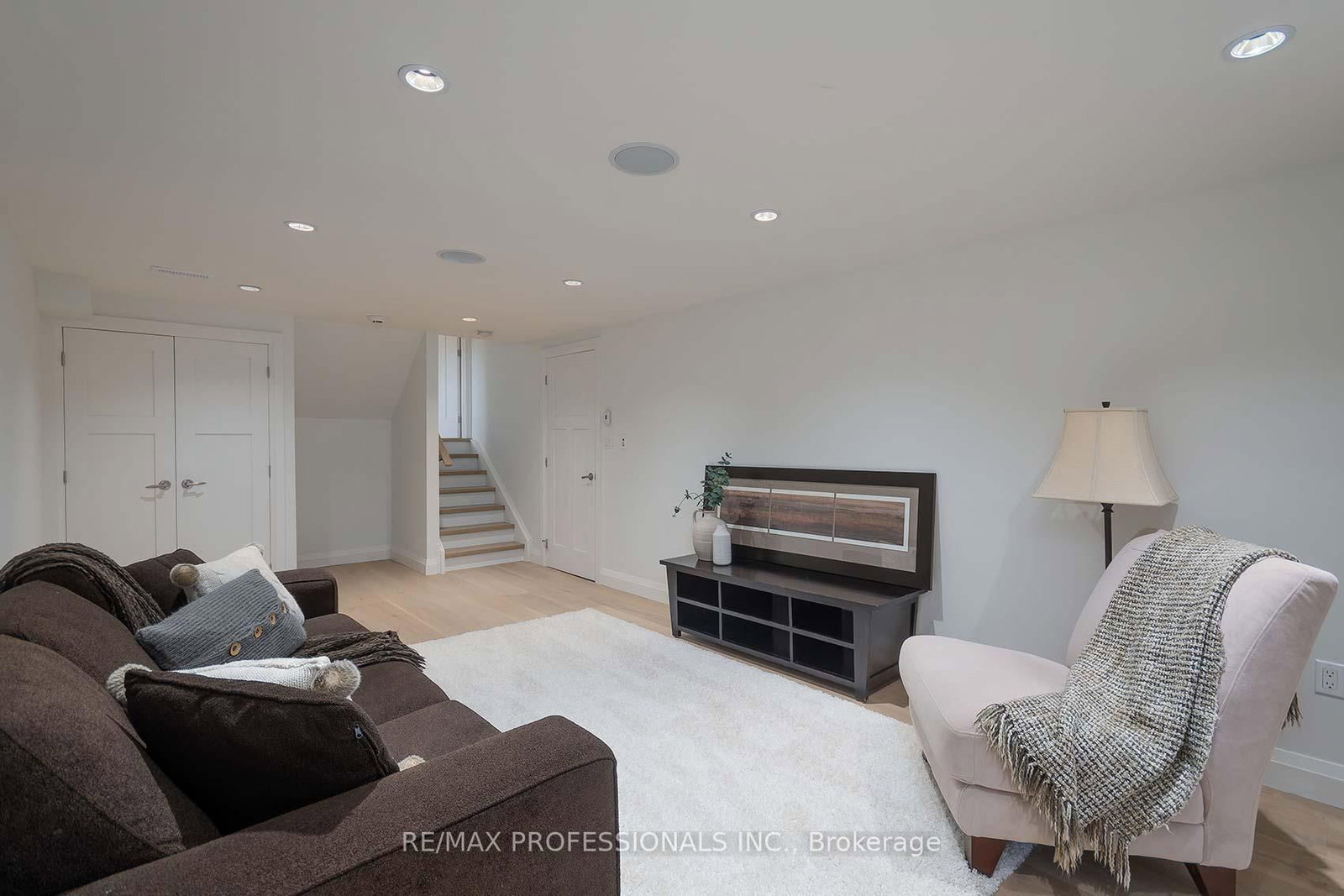 Detached House for sale at 321 Wendy Lane, Oakville, Ontario, L6L 4P9 - West - MLS: W12899956