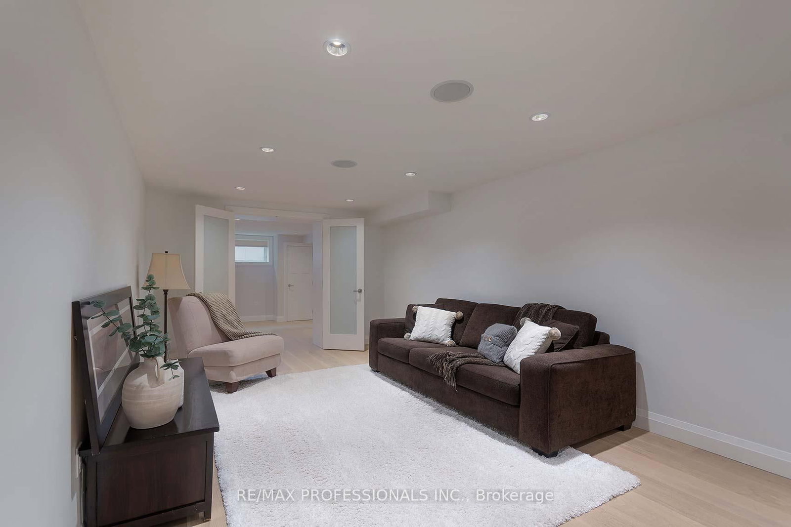 Detached House for sale at 321 Wendy Lane, Oakville, Ontario, L6L 4P9 - West - MLS: W12899956