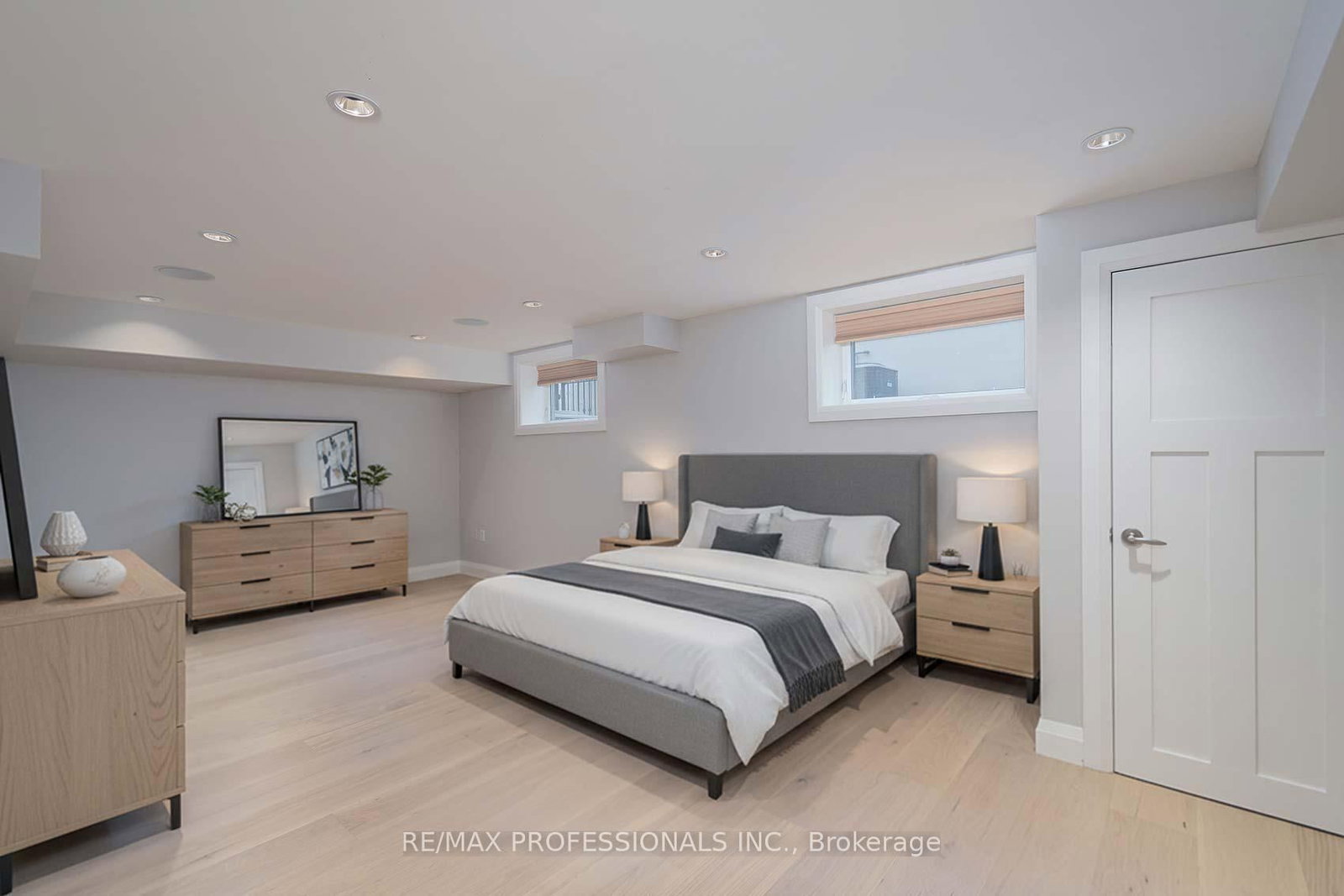 Detached House for sale at 321 Wendy Lane, Oakville, Ontario, L6L 4P9 - West - MLS: W12899956