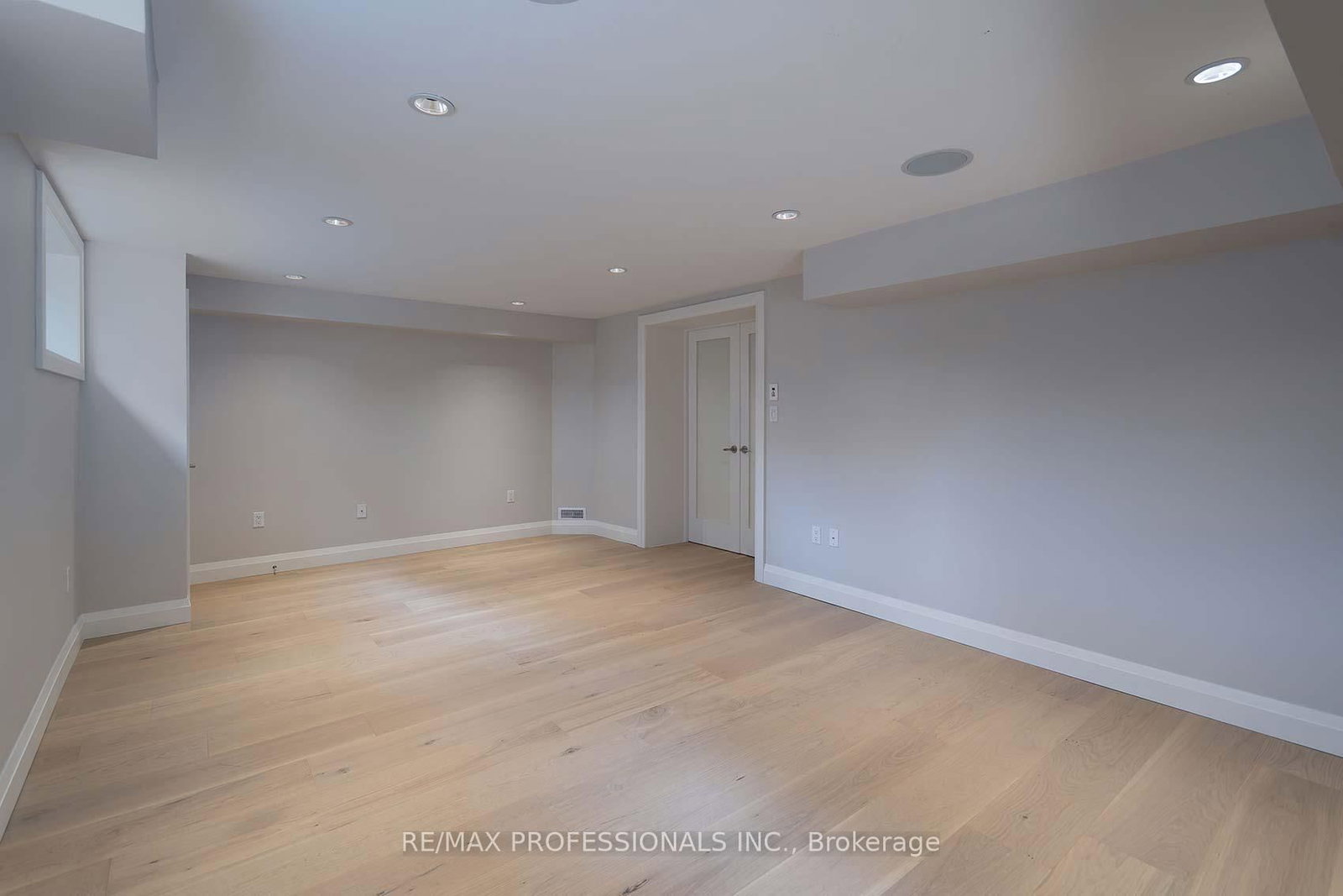 Detached House for sale at 321 Wendy Lane, Oakville, Ontario, L6L 4P9 - West - MLS: W12899956