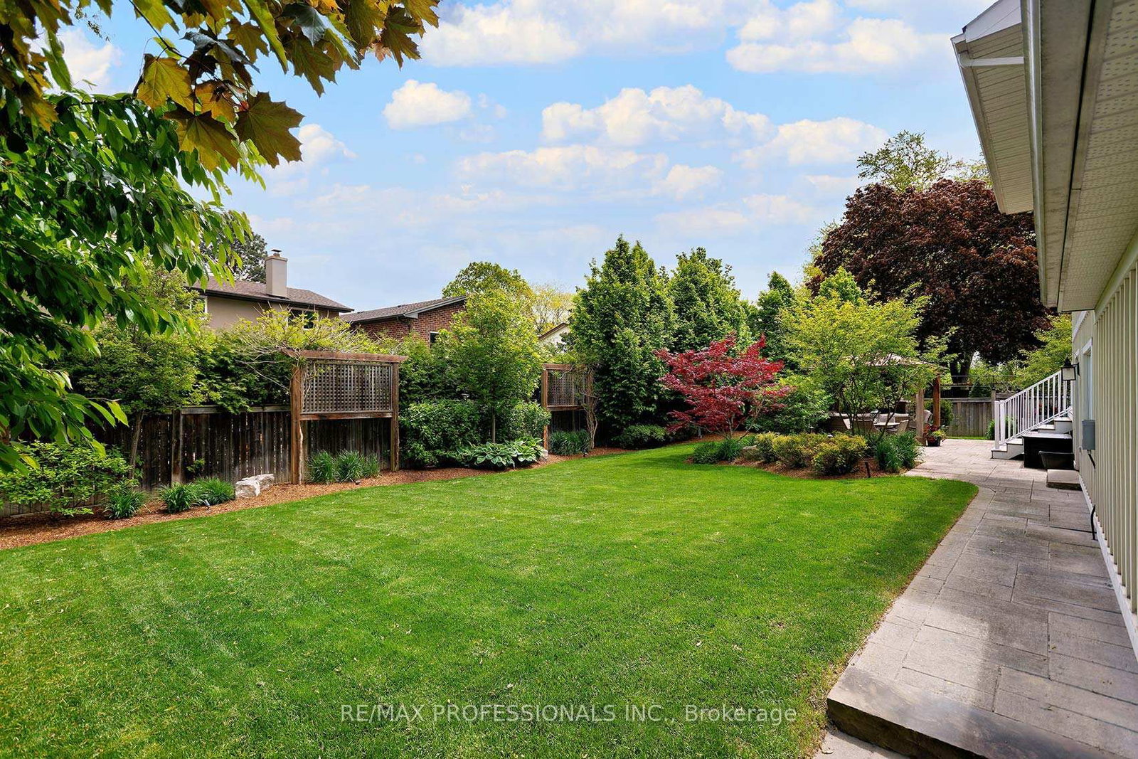 Detached House for sale at 321 Wendy Lane, Oakville, Ontario, L6L 4P9 - West - MLS: W12899956