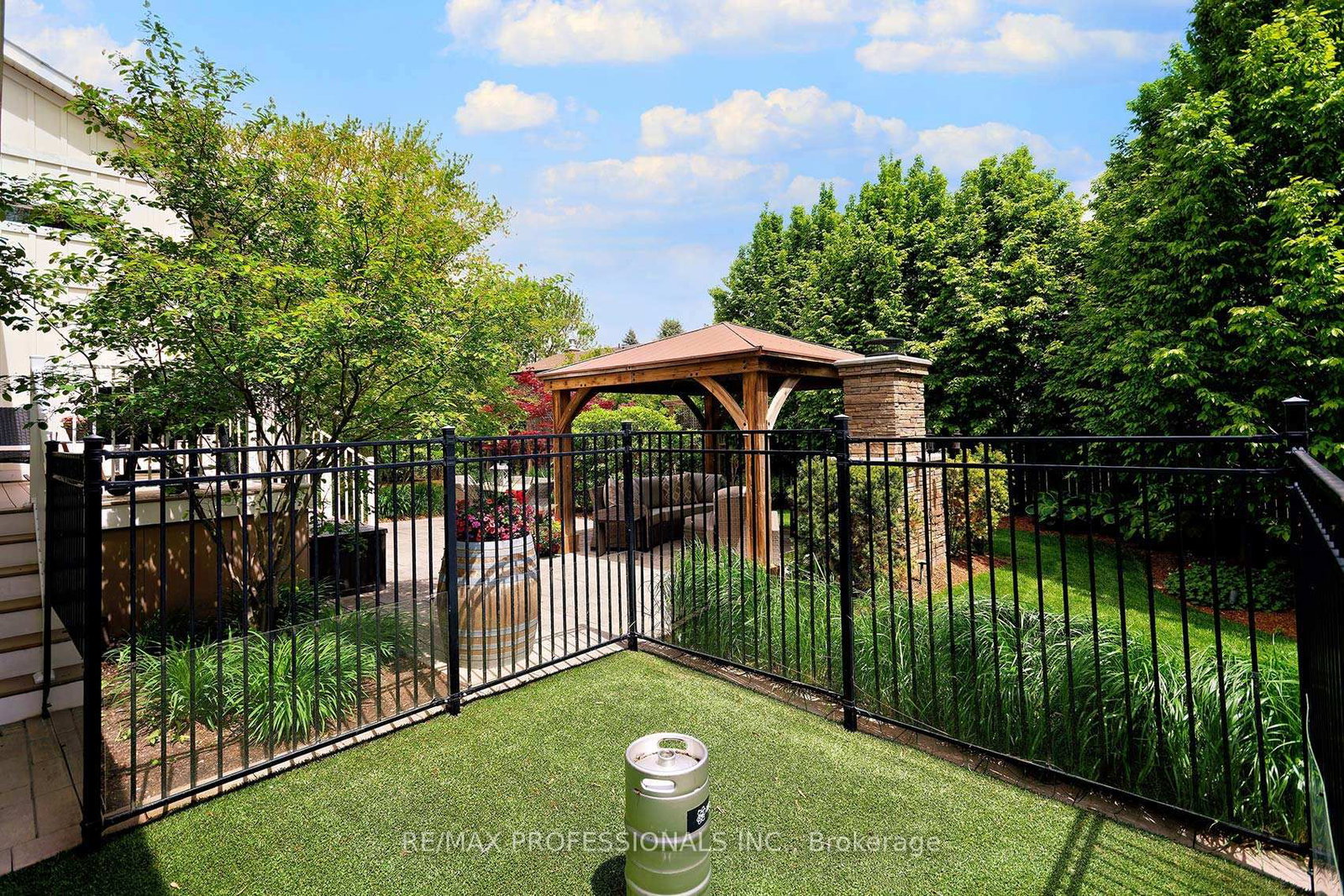 Detached House for sale at 321 Wendy Lane, Oakville, Ontario, L6L 4P9 - West - MLS: W12899956