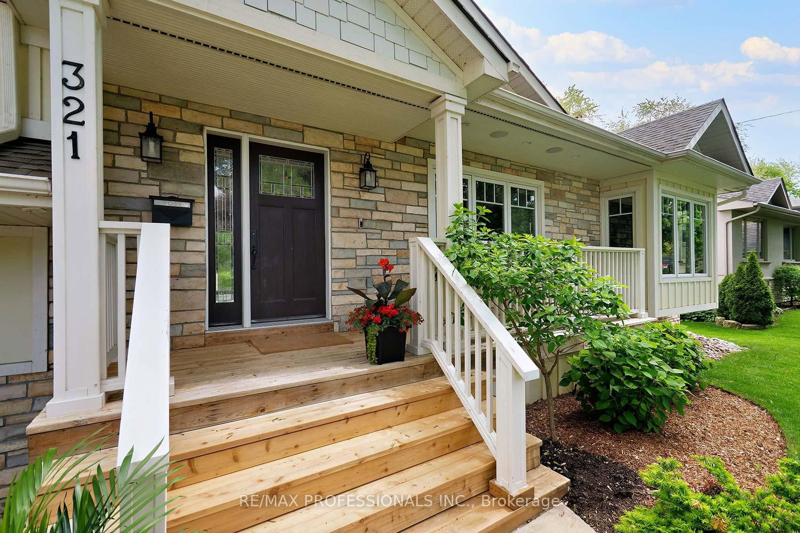 Detached House for sale at 321 Wendy Lane, Oakville, Ontario, L6L 4P9 - West - MLS: W12899956