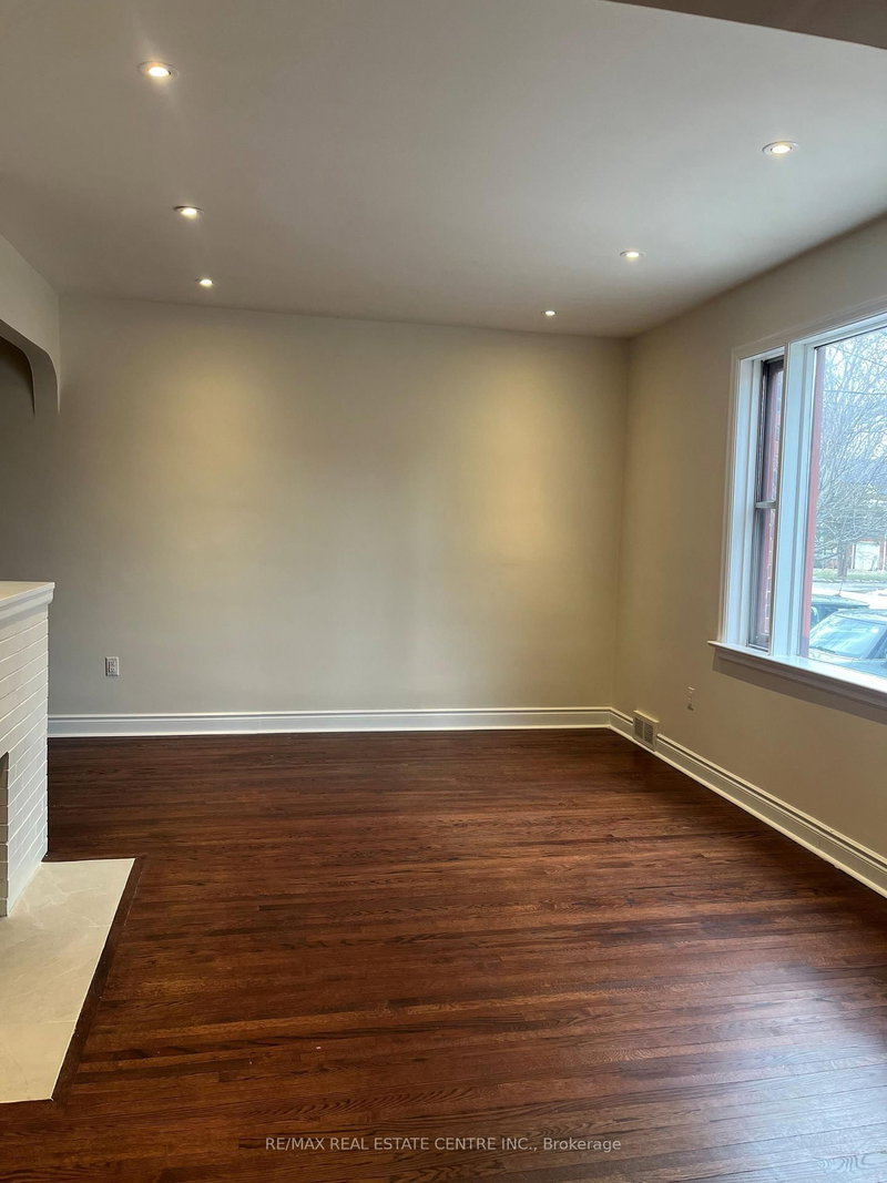 51 Inglewood Dr, Mississauga, L5G 1X7 | Image 2