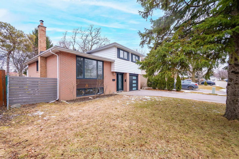 81 Watson Cres, Brampton, L6W 1E5 | Image 2