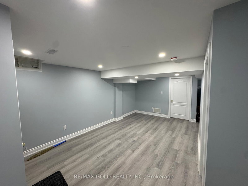 17 Capistro St, Brampton, L7A 3J2 | Image 2