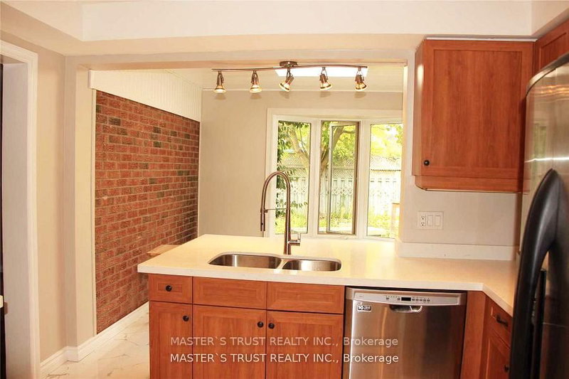 2253 Constance Dr, Oakville, L6J 5L8 | Image 2