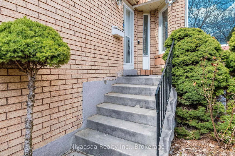 33 Pantages Crt, Brampton, L6S 5B7 | Image 3