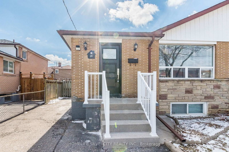 19 Garfield Cres, Brampton, L6V 1V7 | Image 2
