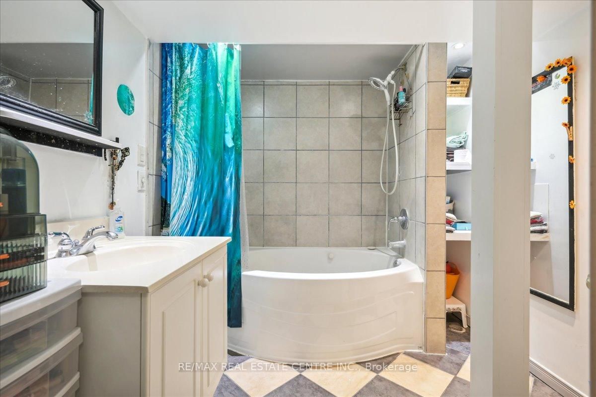 Detached House for sale at 74 Mountainview Road, Halton Hills, Ontario, L7G 4K5 - Georgetown - MLS: W12903236