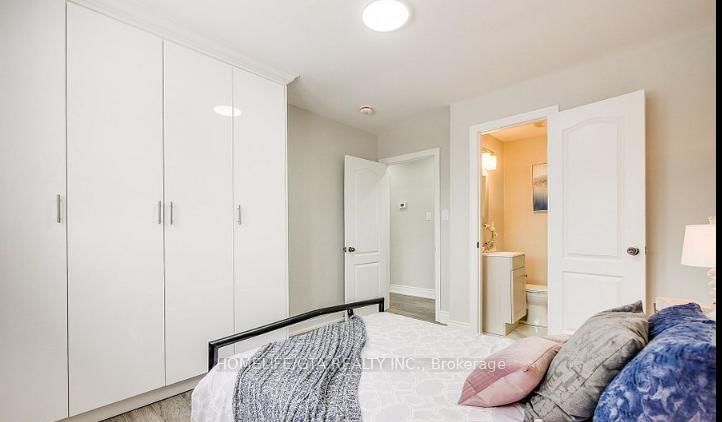 Detached House for sale at 480 Valley Drive, Oakville, Ontario, L6L 4L8 - West - MLS: W12903874