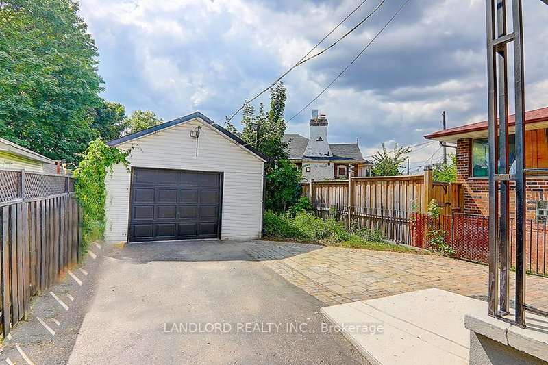 Lower - 56 Bicknell Ave, Toronto, M9M 4G5 | Image 3