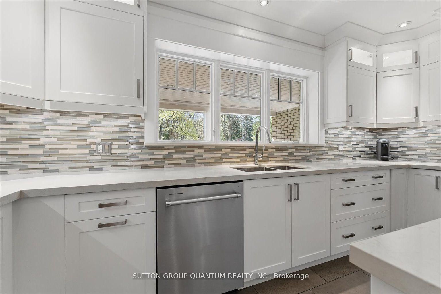 Detached House for sale at 347 Pinetree Way, Mississauga, Ontario, L5G 2R4 - Mineola - MLS: W12904978