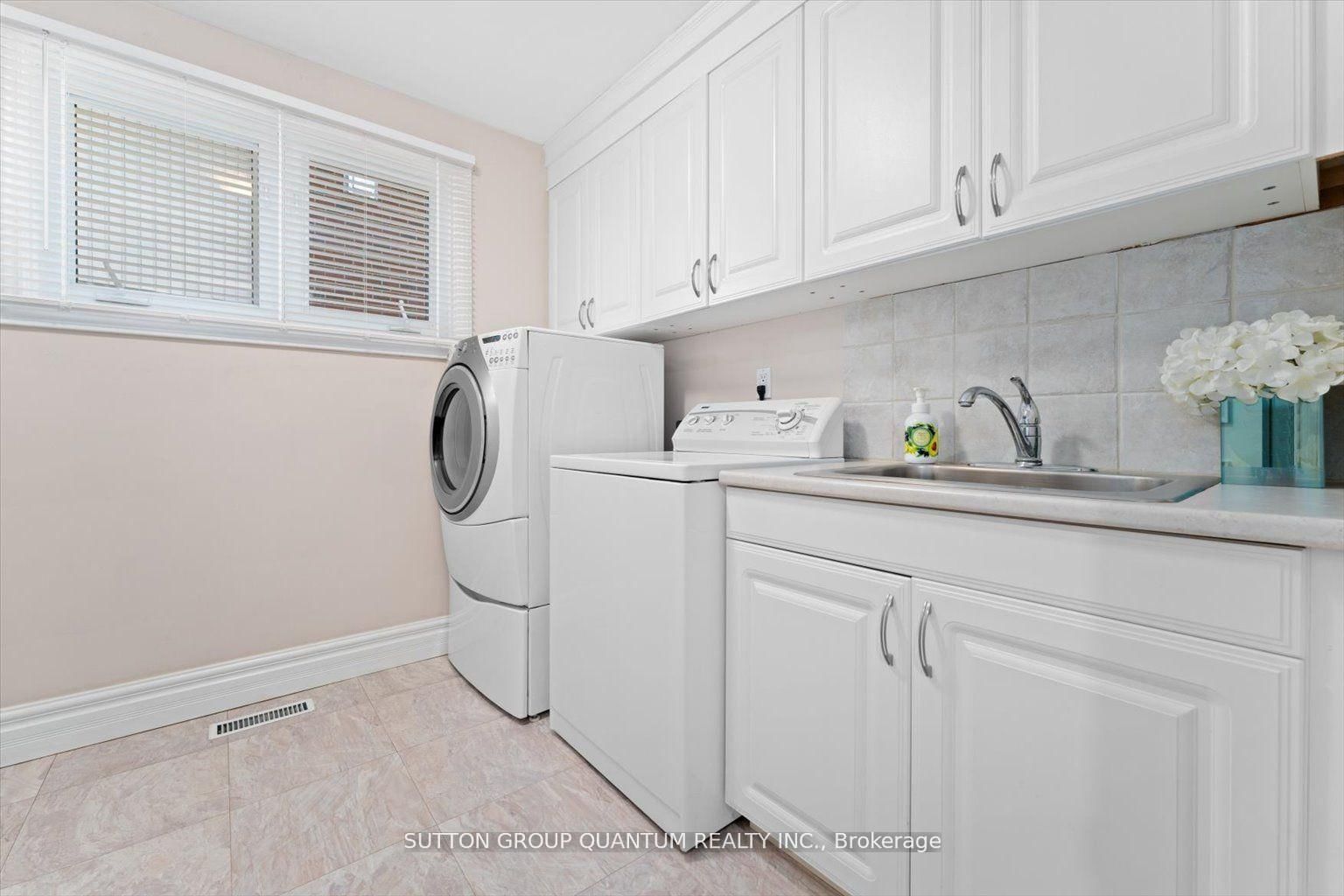 Detached House for sale at 347 Pinetree Way, Mississauga, Ontario, L5G 2R4 - Mineola - MLS: W12904978