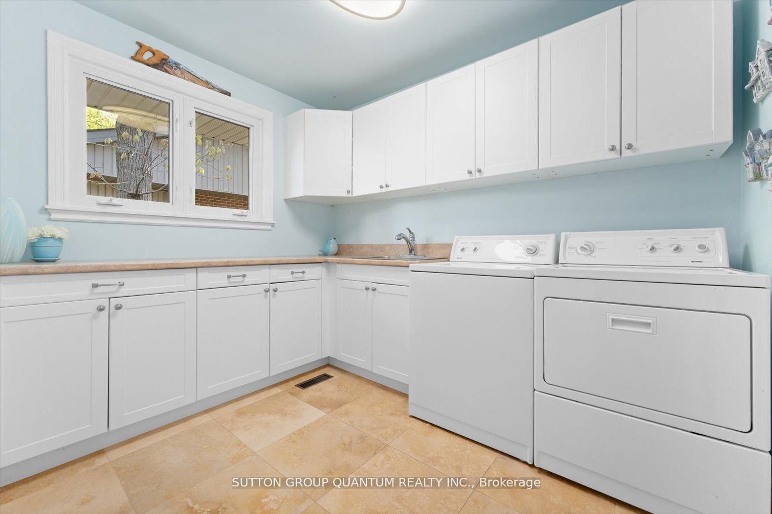 Detached House for sale at 347 Pinetree Way, Mississauga, Ontario, L5G 2R4 - Mineola - MLS: W12904978