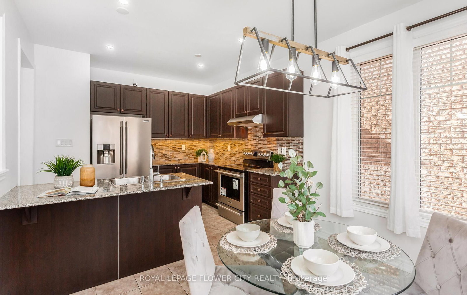 Detached House for sale at 2 Archville Street, Brampton, Ontario, L6Y 5Y5 - Credit Valley - MLS: W12905156