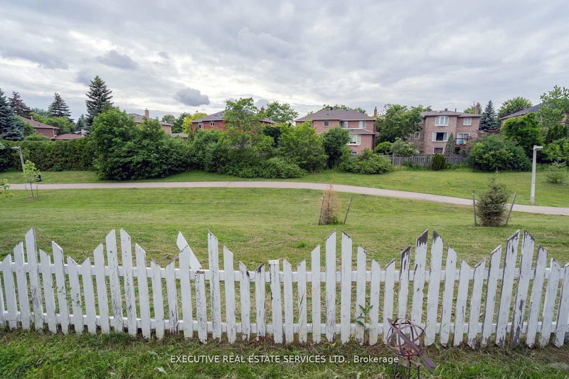 36 Blueridge Sq, Brampton, L6Z 1A1 | Image 2