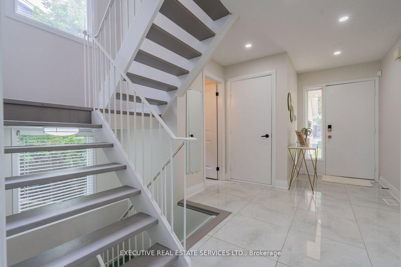 36 Blueridge Sq, Brampton, L6Z 1A1 | Image 3