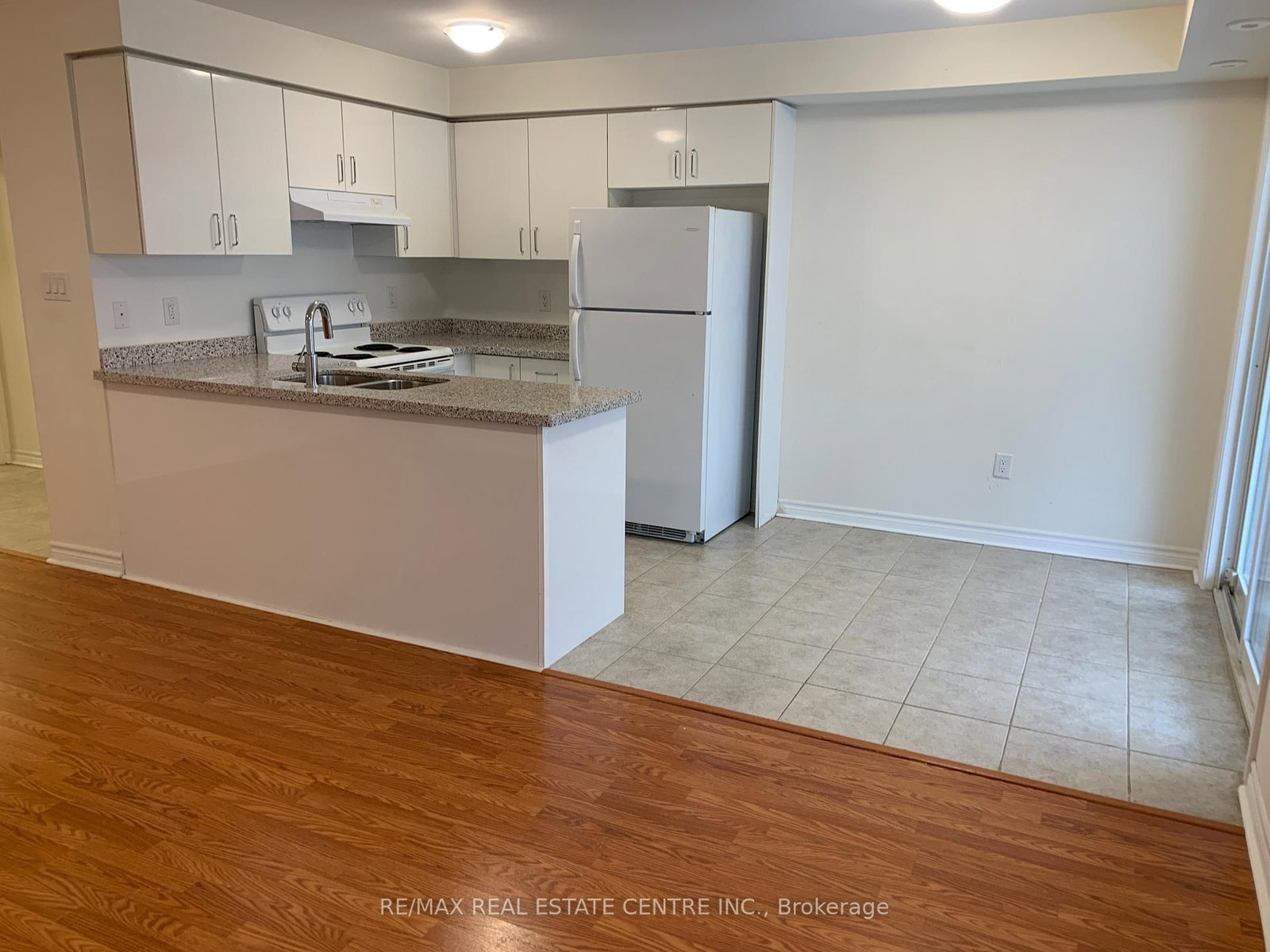 Townhouse for lease at 1-600 Shoreline Drive, Mississauga, Ontario, L5B 0A8 - Cooksville - MLS: W12907166