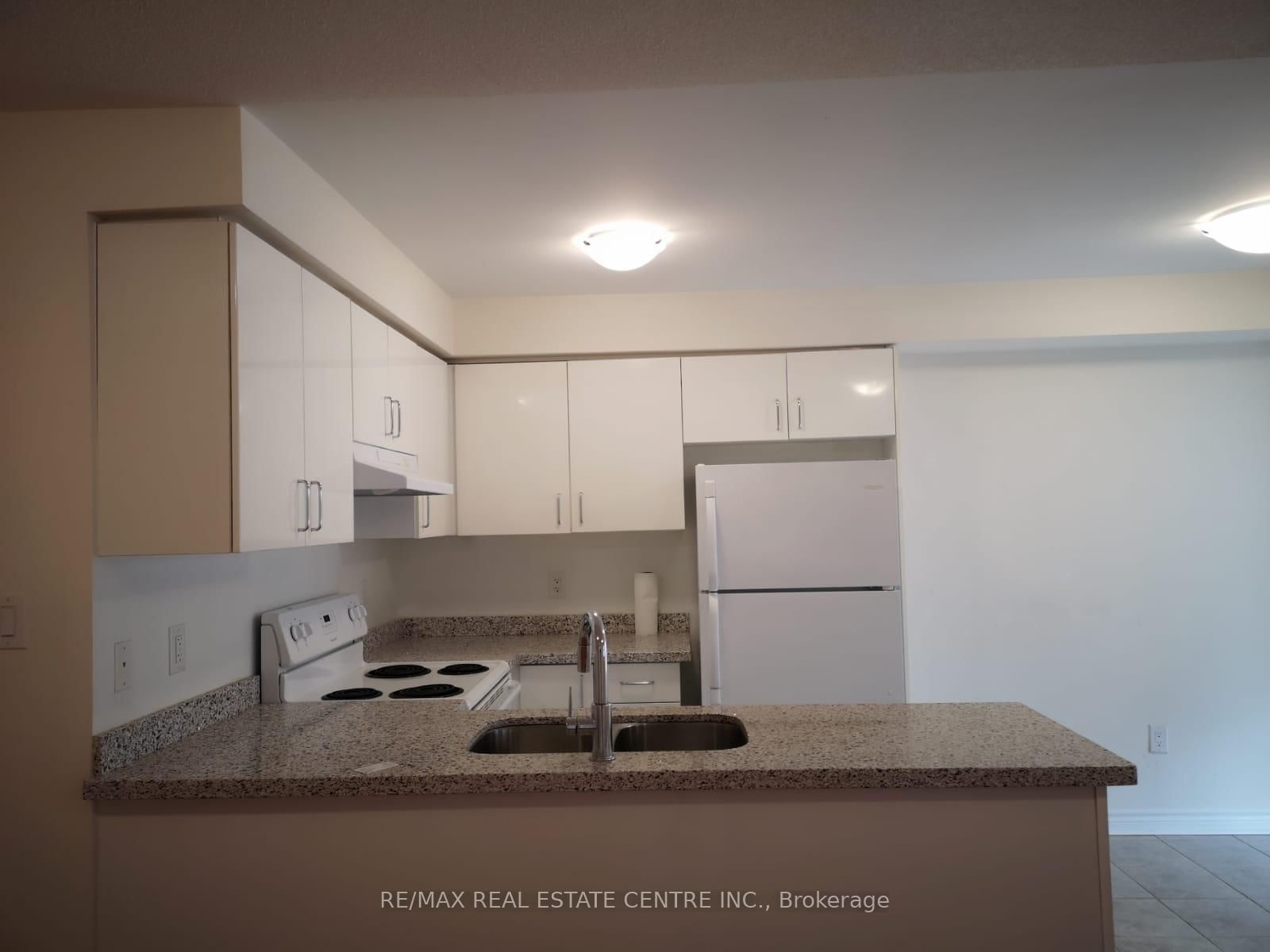 Townhouse for lease at 1-600 Shoreline Drive, Mississauga, Ontario, L5B 0A8 - Cooksville - MLS: W12907166