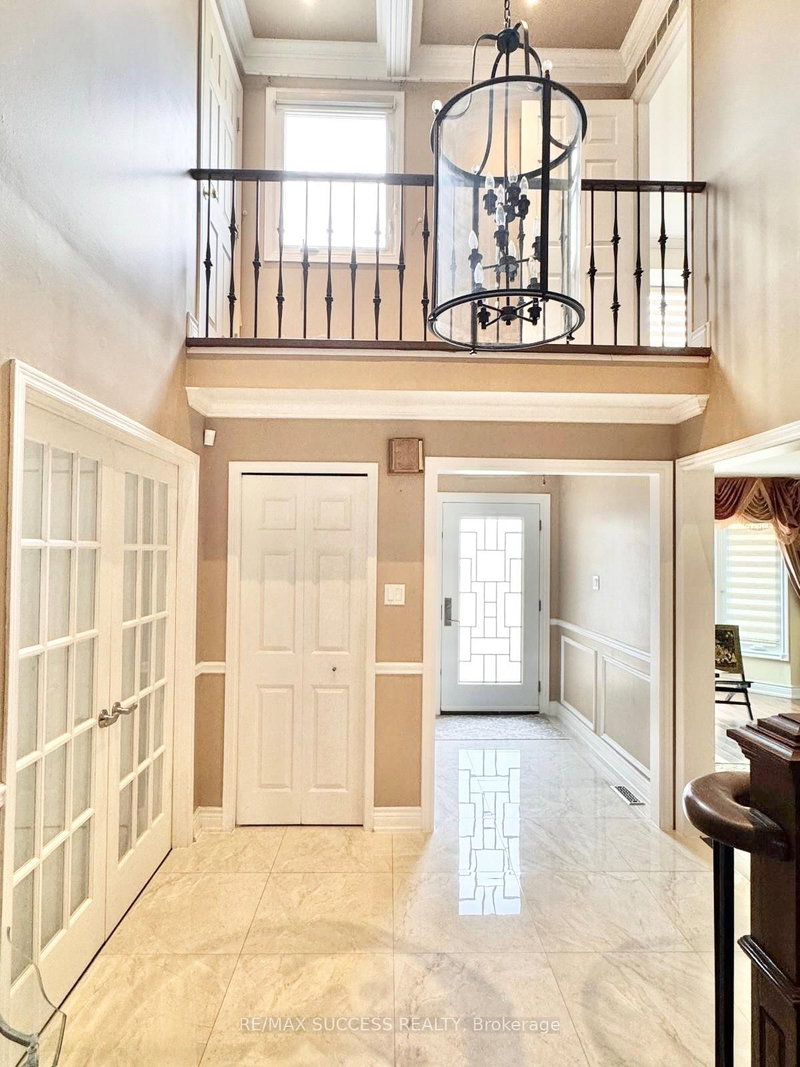 5715 Riverdale Cres, Mississauga, L5M 4R3 | Image 2