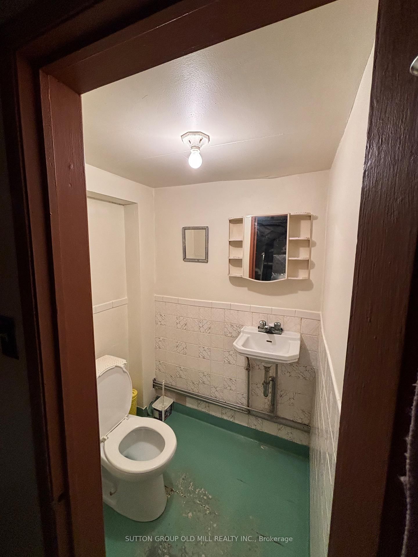 Detached House for sale at 14 Ashmore Avenue, Toronto, Ontario, M8Z 4C4 - Stonegate-Queensway - MLS: W12908528