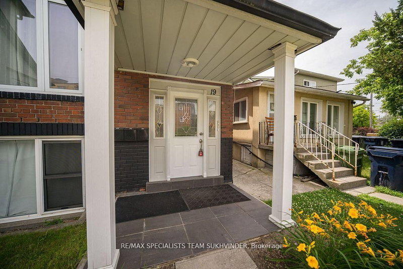 19 Buttonwood Ave, Toronto, M6M 2H9 | Image 2