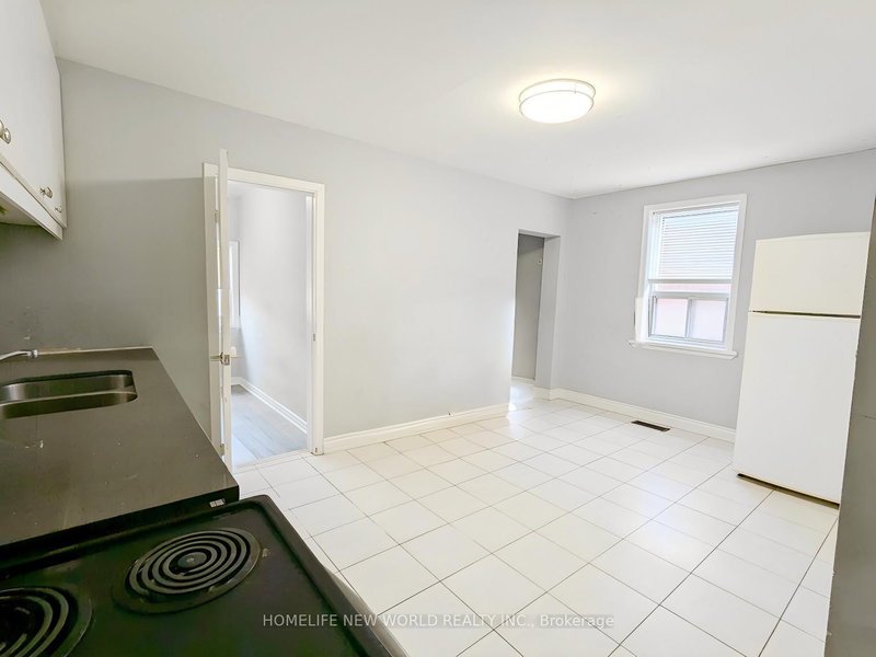 1 - 2 Thornton Ave, Toronto, M6E 2C9 | Image 3