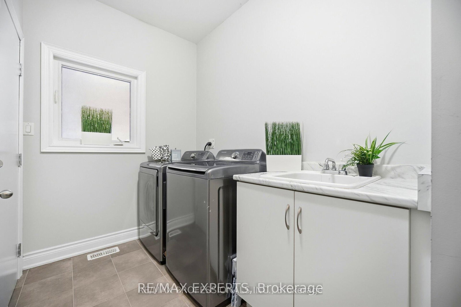 Detached House for sale at 5 Mugford Crescent, Brampton, Ontario, L6Y 6A7 - Bram West - MLS: W12909452