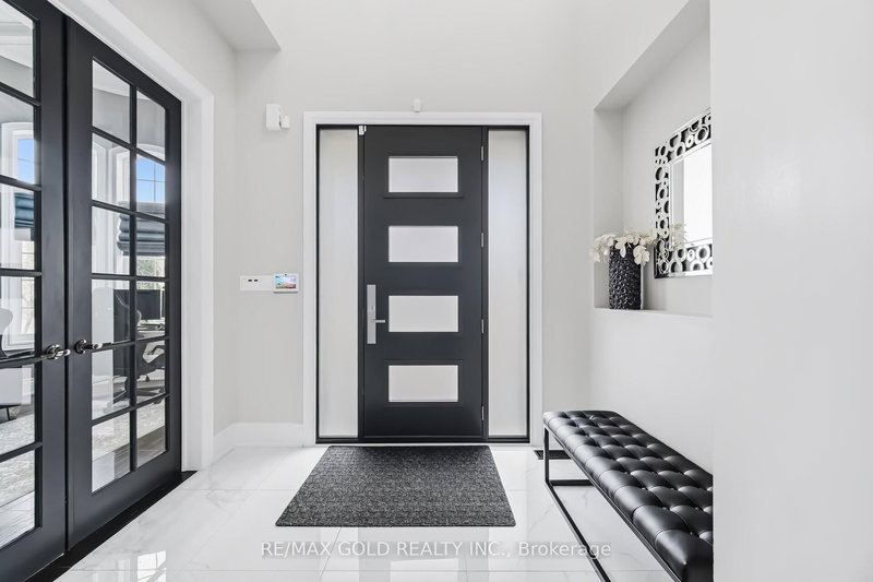 4 Spain Cres, Brampton, L6P 4G8 | Image 2