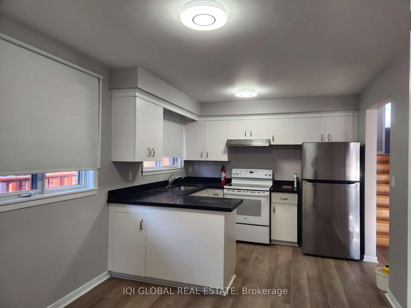 UPPER - 2143 Linby St, Mississauga, L4Y 1V6 | Image 2