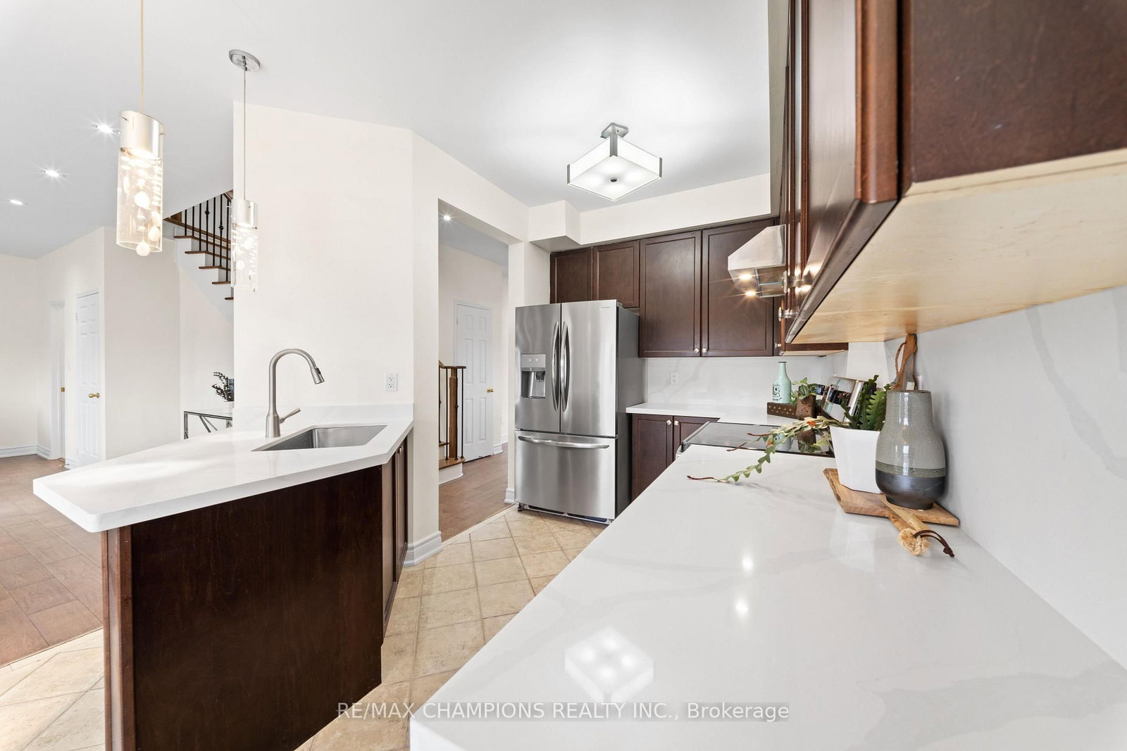 Detached House for sale at 42 Abbotsbury Drive, Brampton, Ontario, L6X 0S3 - Credit Valley - MLS: W12914332