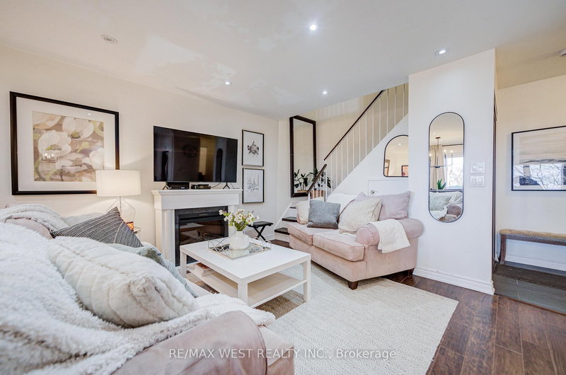 320 - 3025 The Credit Woodlands Dr, Mississauga, L5C 2V3 | Image 3