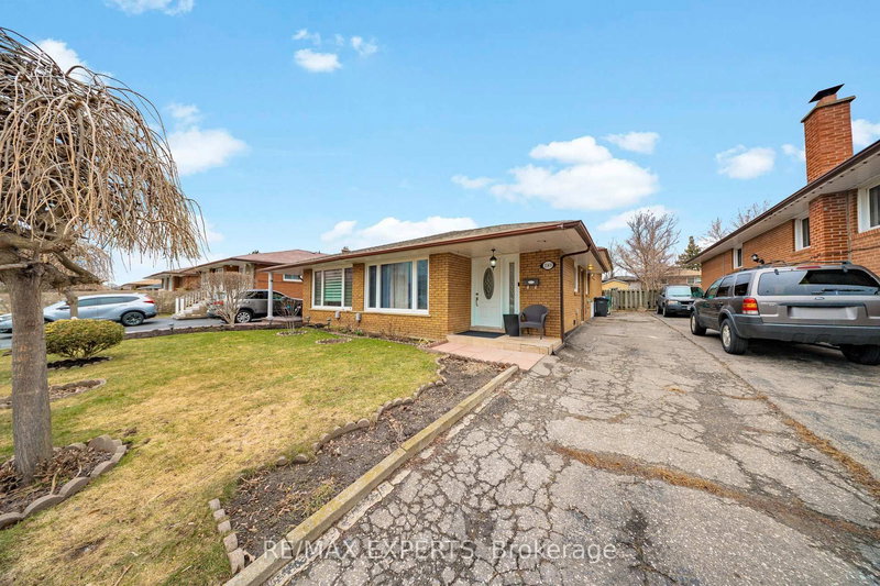 1149 Shadeland Dr, Mississauga, L5C 1P2 | Image 2