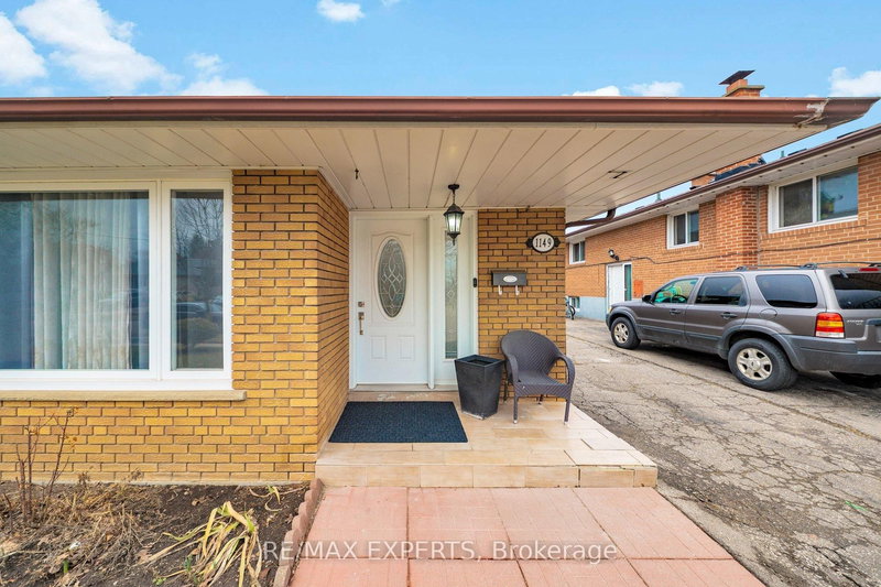 1149 Shadeland Dr, Mississauga, L5C 1P2 | Image 3