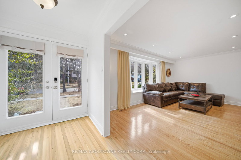 481 Anthony Dr, Oakville, L6J 2K6 | Image 3