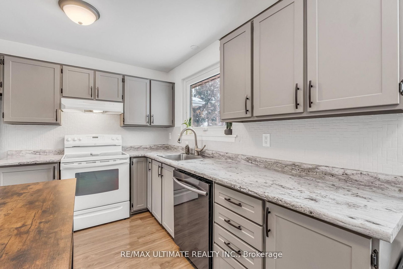 Detached House for sale at 37 Banbury Court, Brampton, Ontario, L6T 1Y9 - Avondale - MLS: W12915232