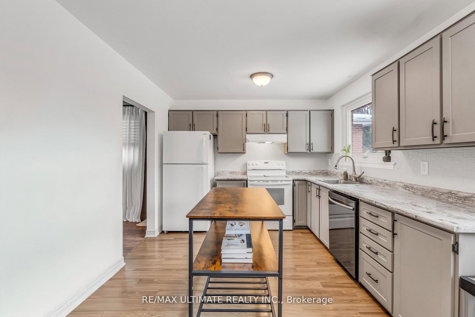 Detached House for sale at 37 Banbury Court, Brampton, Ontario, L6T 1Y9 - Avondale - MLS: W12915232