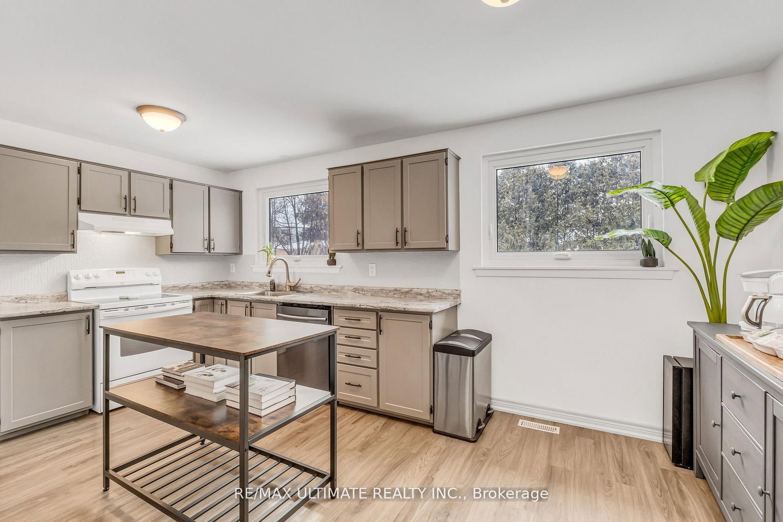 Detached House for sale at 37 Banbury Court, Brampton, Ontario, L6T 1Y9 - Avondale - MLS: W12915232