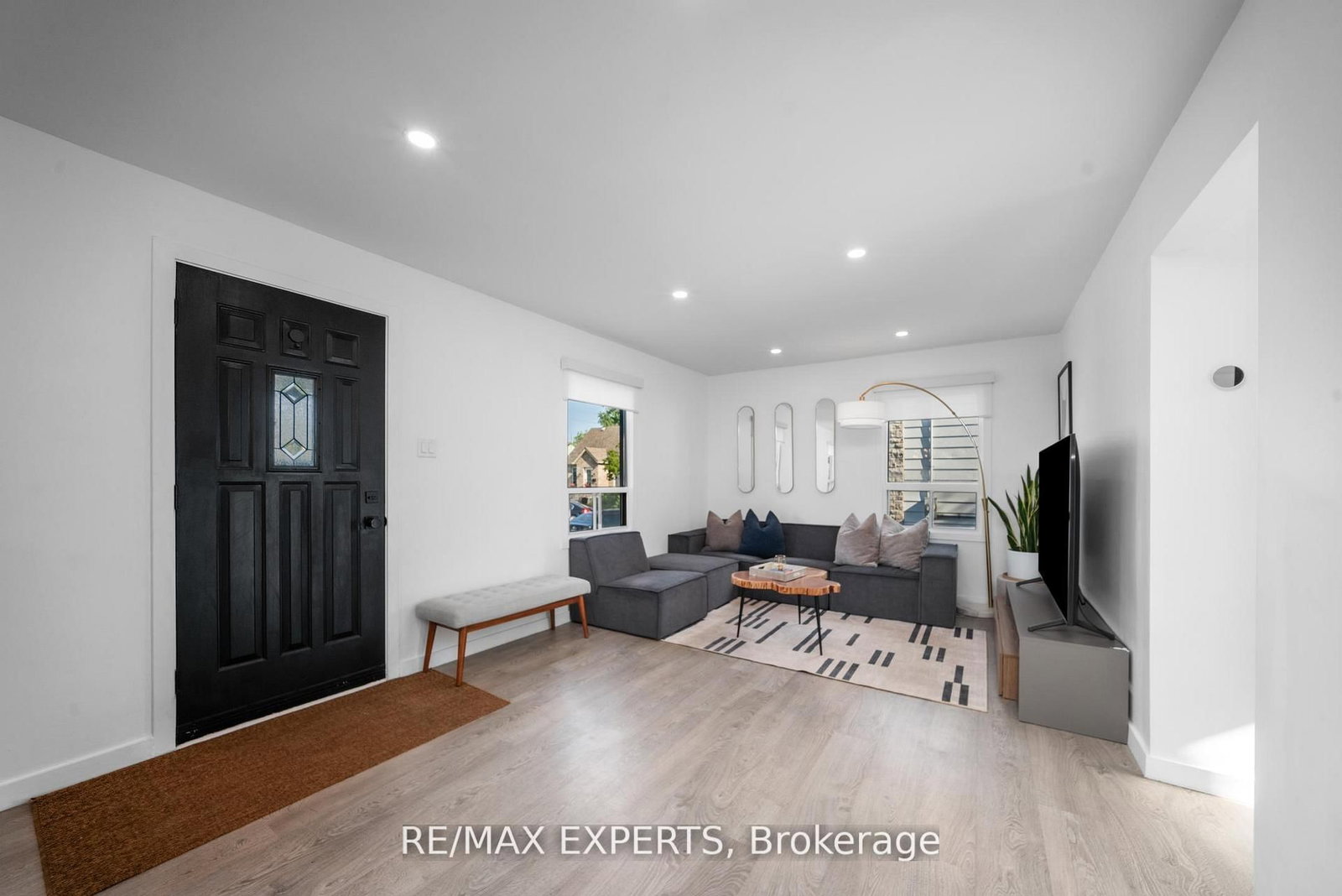 Detached House for sale at 6 Mccallum Court, Toronto, Ontario, M8Y 1M6 - Stonegate-Queensway - MLS: W12915382