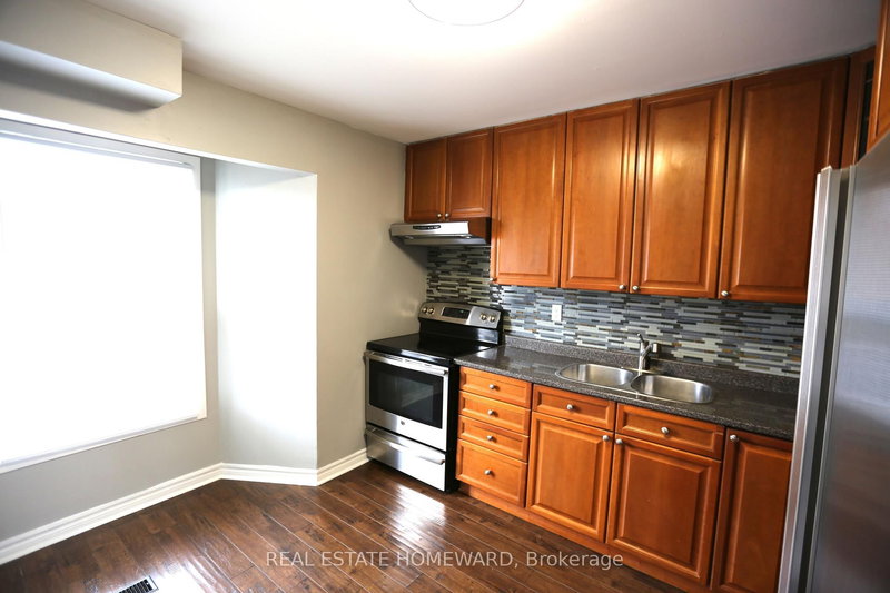 104 Enderby Cres, Brampton, L6T 4C6 | Image 2