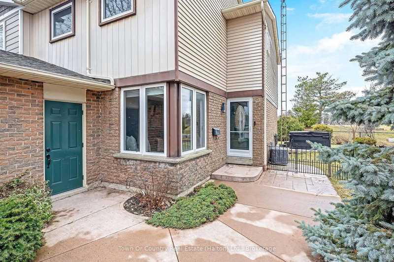 522 Conway Crt, Milton, L9T 4B8 | Image 3